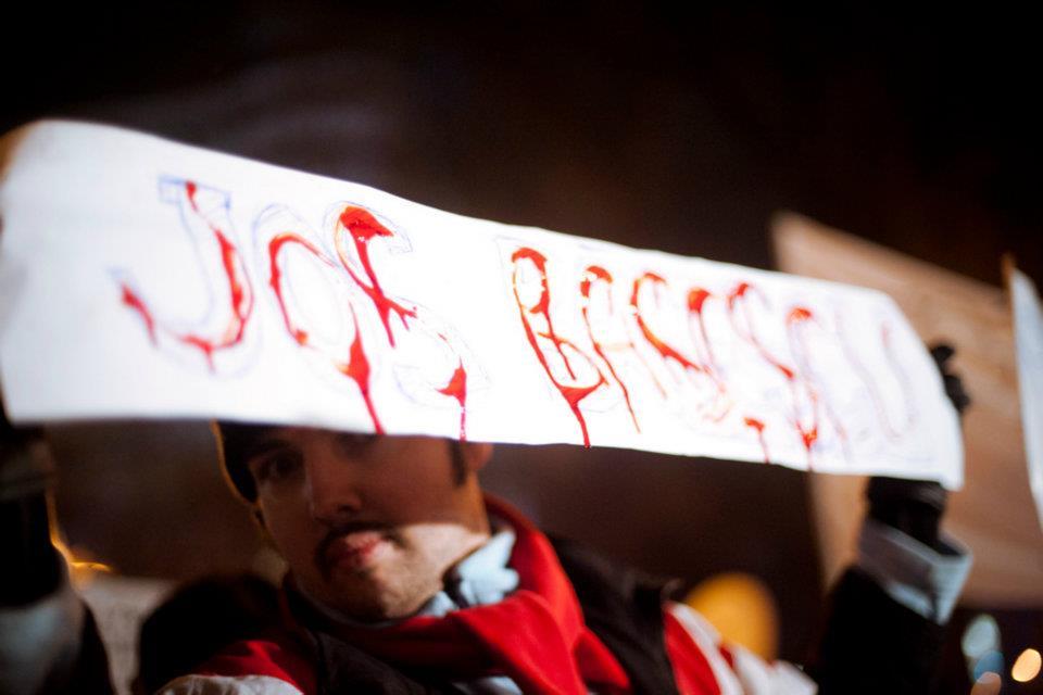 &quot;România, ridică-te din genunchi!&quot; Cele mai tari pancarte din Piaţa Universităţii. VOTEAZĂ mesajul preferat 127186