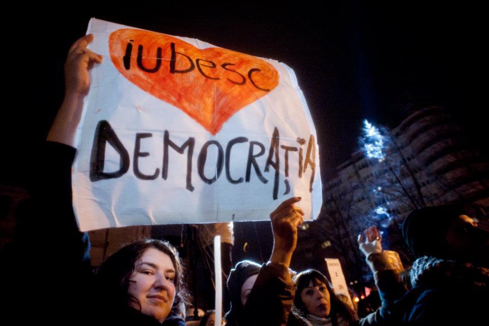 &quot;România, ridică-te din genunchi!&quot; Cele mai tari pancarte din Piaţa Universităţii. VOTEAZĂ mesajul preferat 127187