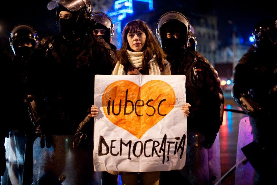 &quot;România, ridică-te din genunchi!&quot; Cele mai tari pancarte din Piaţa Universităţii. VOTEAZĂ mesajul preferat 127188