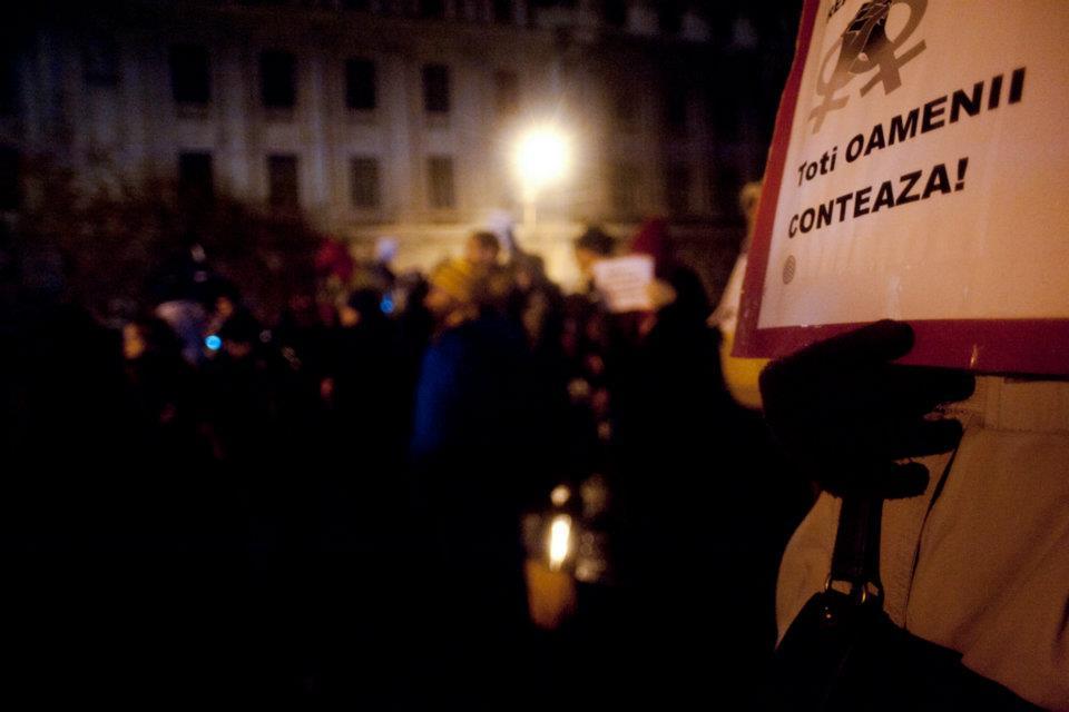 &quot;România, ridică-te din genunchi!&quot; Cele mai tari pancarte din Piaţa Universităţii. VOTEAZĂ mesajul preferat 127189