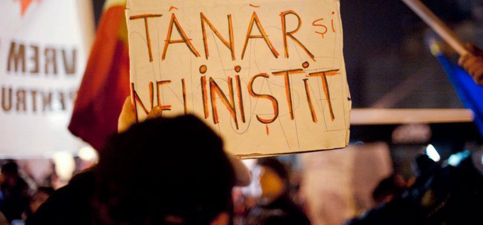 &quot;România, ridică-te din genunchi!&quot; Cele mai tari pancarte din Piaţa Universităţii. VOTEAZĂ mesajul preferat 127190