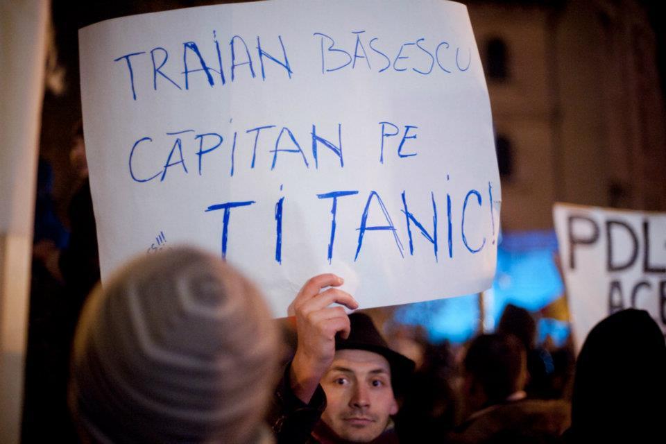 &quot;România, ridică-te din genunchi!&quot; Cele mai tari pancarte din Piaţa Universităţii. VOTEAZĂ mesajul preferat 127191