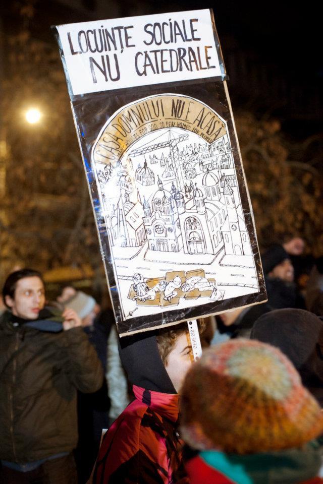 &quot;România, ridică-te din genunchi!&quot; Cele mai tari pancarte din Piaţa Universităţii. VOTEAZĂ mesajul preferat 127192