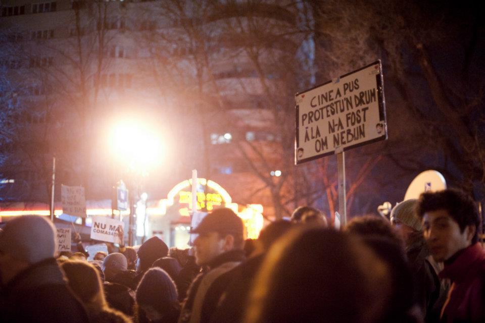&quot;România, ridică-te din genunchi!&quot; Cele mai tari pancarte din Piaţa Universităţii. VOTEAZĂ mesajul preferat 127193