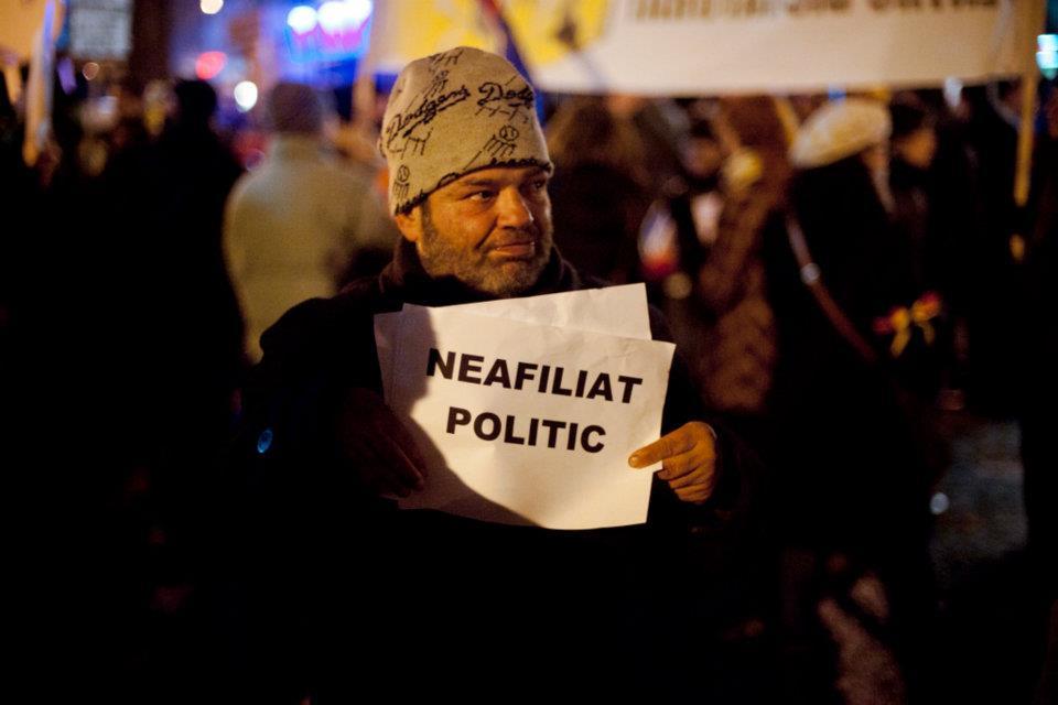 &quot;România, ridică-te din genunchi!&quot; Cele mai tari pancarte din Piaţa Universităţii. VOTEAZĂ mesajul preferat 127194