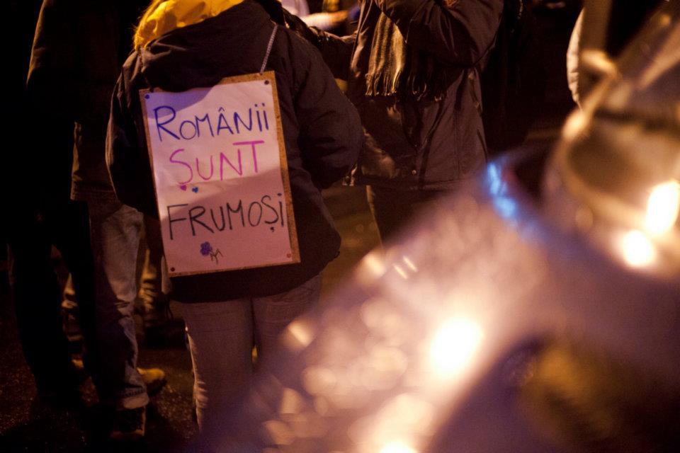 &quot;România, ridică-te din genunchi!&quot; Cele mai tari pancarte din Piaţa Universităţii. VOTEAZĂ mesajul preferat 127195