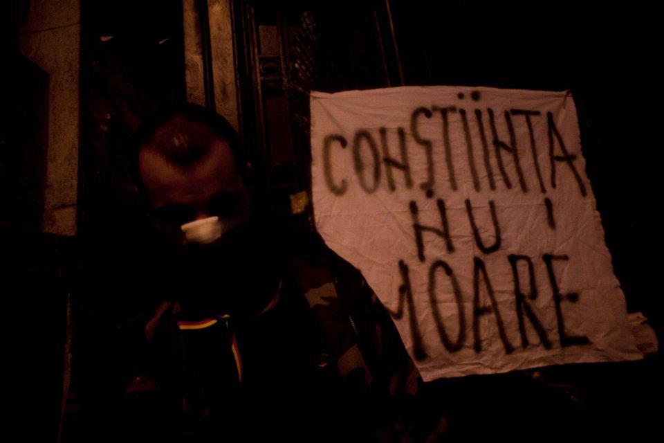 &quot;România, ridică-te din genunchi!&quot; Cele mai tari pancarte din Piaţa Universităţii. VOTEAZĂ mesajul preferat 127196