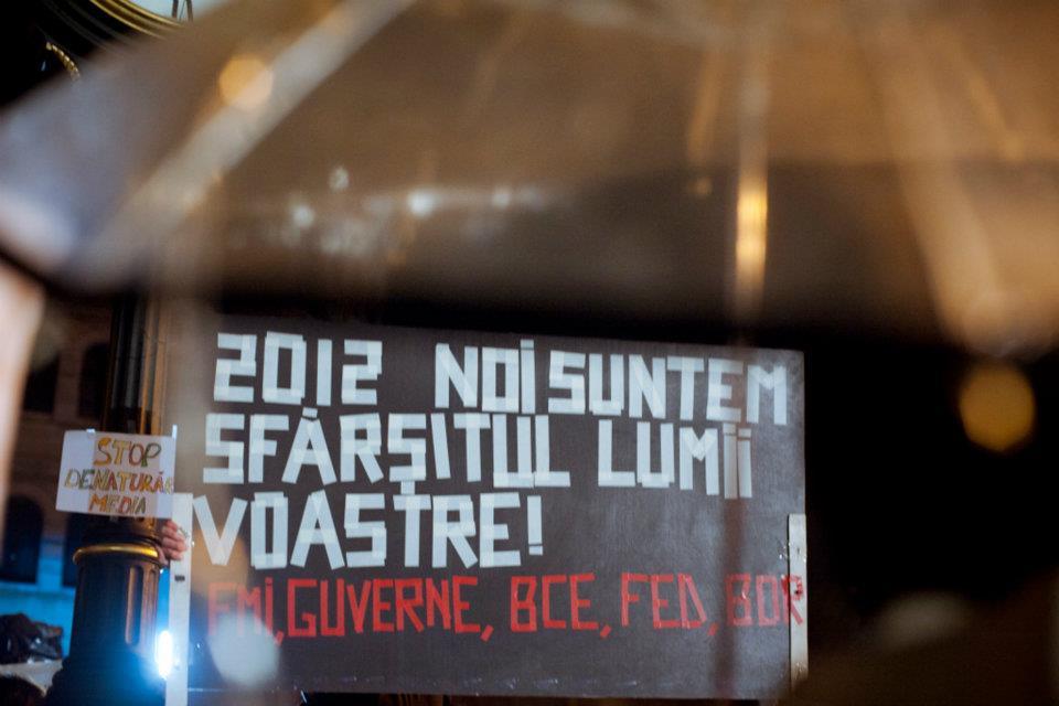 &quot;România, ridică-te din genunchi!&quot; Cele mai tari pancarte din Piaţa Universităţii. VOTEAZĂ mesajul preferat 127197