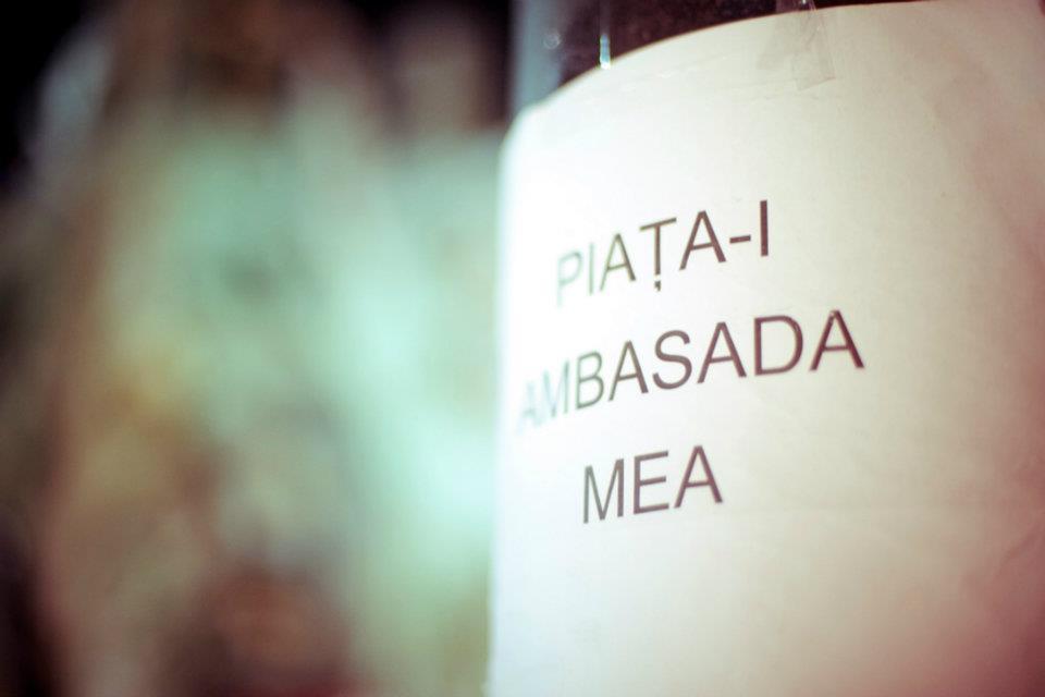 &quot;România, ridică-te din genunchi!&quot; Cele mai tari pancarte din Piaţa Universităţii. VOTEAZĂ mesajul preferat 127198