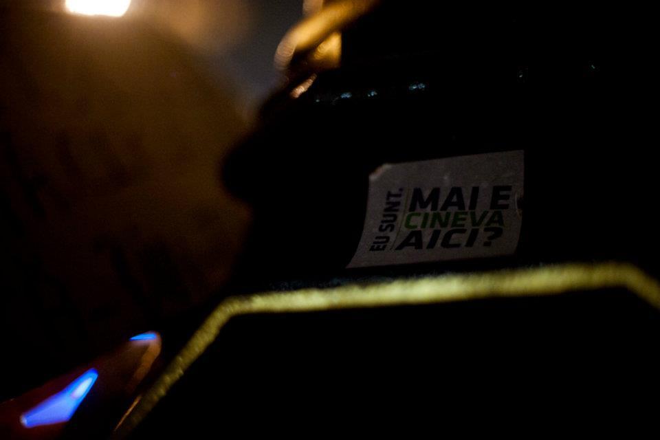 &quot;România, ridică-te din genunchi!&quot; Cele mai tari pancarte din Piaţa Universităţii. VOTEAZĂ mesajul preferat 127199