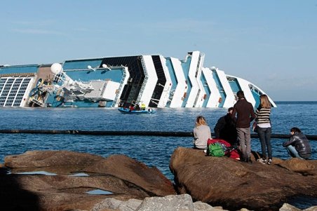 S-au reluat căutările pe nava Costa Concordia, dar şansele de a găsi supravieţuitori sunt minime