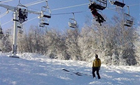Zeci de turişti veniţi la schi în Maramureş au rămas în telescaun mai multe zeci de minute
