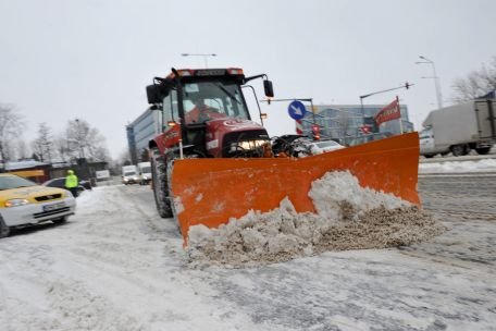 Mai multe localităţi din Constanţa au rămas izolate după ce drumurile judeţene au fost blocate de zăpadă