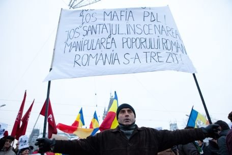 Proteste neîntrerupte în Piaţa Universităţii. Oamenii îndură frigul şi zăpada pentru a cere demisia preşedintelui Băsescu
