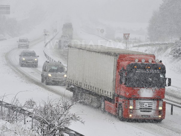 Traficul rutier pe A2, blocat între localităţile Basarabi şi Agigea, din cauza zăpezii