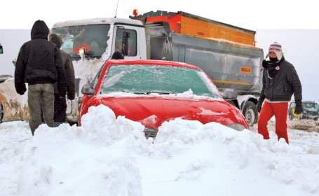 Chiar şi cu anvelopele de iarnă sute de maşini au rămas blocate în troiene. Nordul şi sudul ţării, sub zăpadă