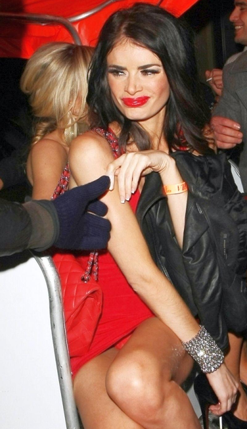 Femeia fatală se dezintegrează din cauza operaţiilor estetice. Dacă o vezi de aproape, te sperii 127390