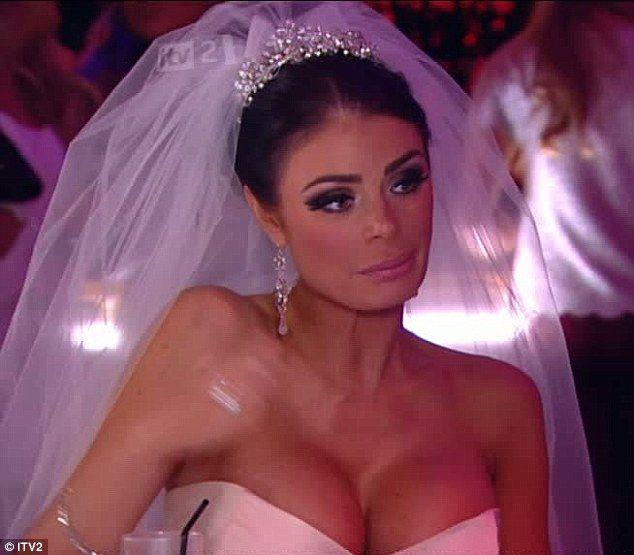 Femeia fatală se dezintegrează din cauza operaţiilor estetice. Dacă o vezi de aproape, te sperii 127394