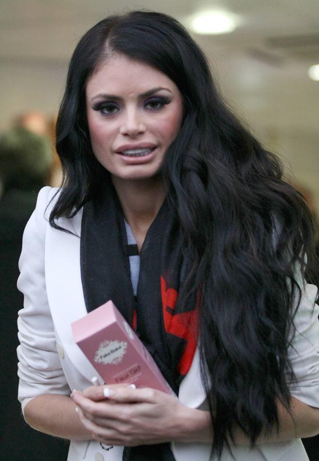 Femeia fatală se dezintegrează din cauza operaţiilor estetice. Dacă o vezi de aproape, te sperii 127395