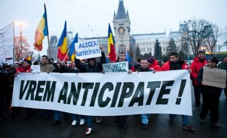 Românii au ieşit în stradă degeaba? Coaliţia NU este de acord cu organizarea alegerilor anticipate