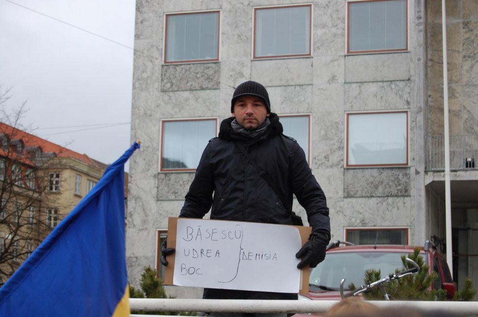 Vezi poze de la protestele românilor din străinătate, trimise de cititorii Antena3.ro