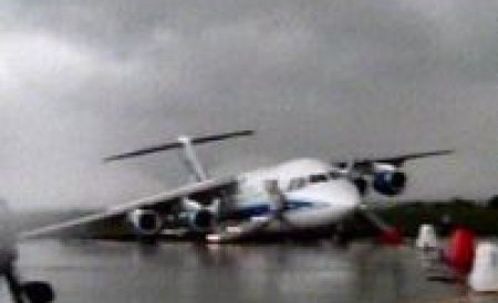 Aeronavă cargo, avariată după ce a lovit doi stâlpi de iluminat de pe aeroportul din Timişoara