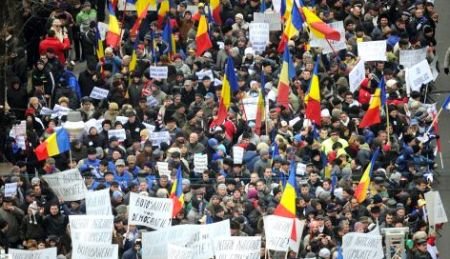 Aproximativ 1.000 de oameni au protestat în Piaţa Universităţii. Sute de suporteri s-au alăturat manifestanţilor