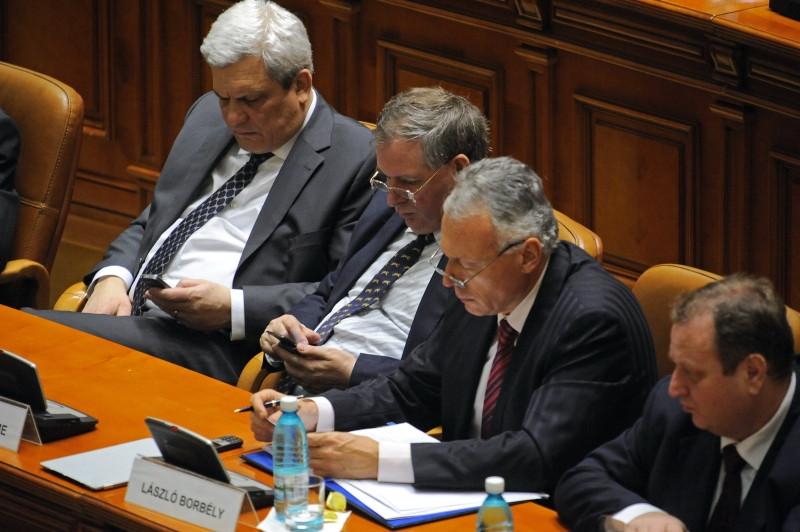 Vezi cum şi-au omorât timpul, în plen, parlamentarii care au participat la şedinţa comună consacrată aniversării Unirii 127724