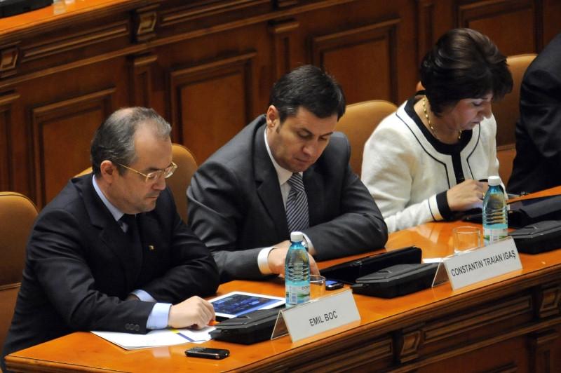 Vezi cum şi-au omorât timpul, în plen, parlamentarii care au participat la şedinţa comună consacrată aniversării Unirii 127725