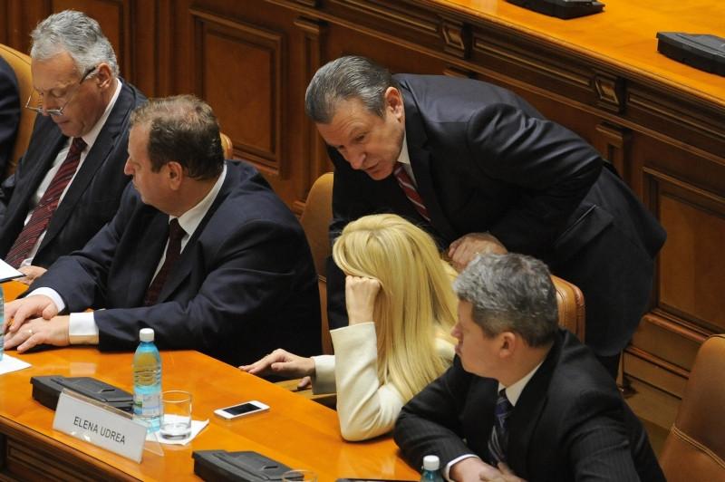 Vezi cum şi-au omorât timpul, în plen, parlamentarii care au participat la şedinţa comună consacrată aniversării Unirii 127726