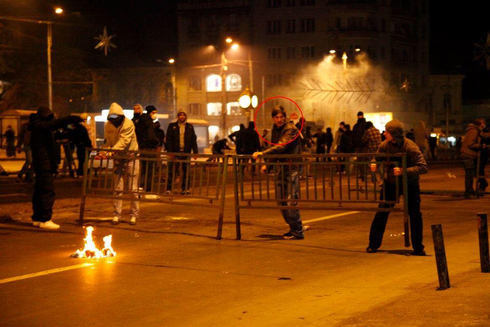 Victimă, dar nu tocmai cuminte. Vezi ipostaze VIOLENTE cu tânărul care s-a ales cu piciorul zdrobit în urma protestelor 127646