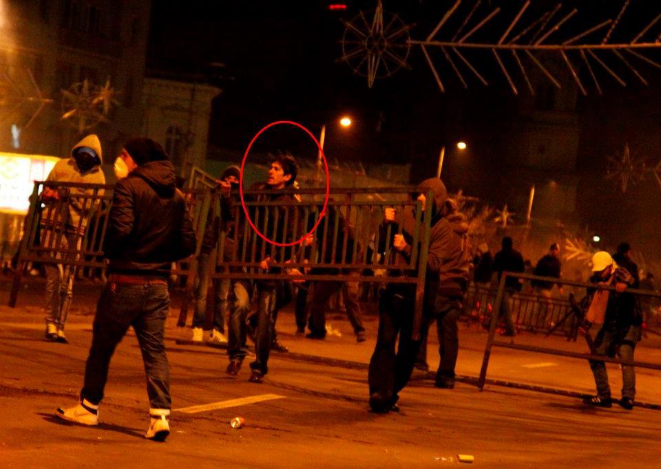 Victimă, dar nu tocmai cuminte. Vezi ipostaze VIOLENTE cu tânărul care s-a ales cu piciorul zdrobit în urma protestelor 127647