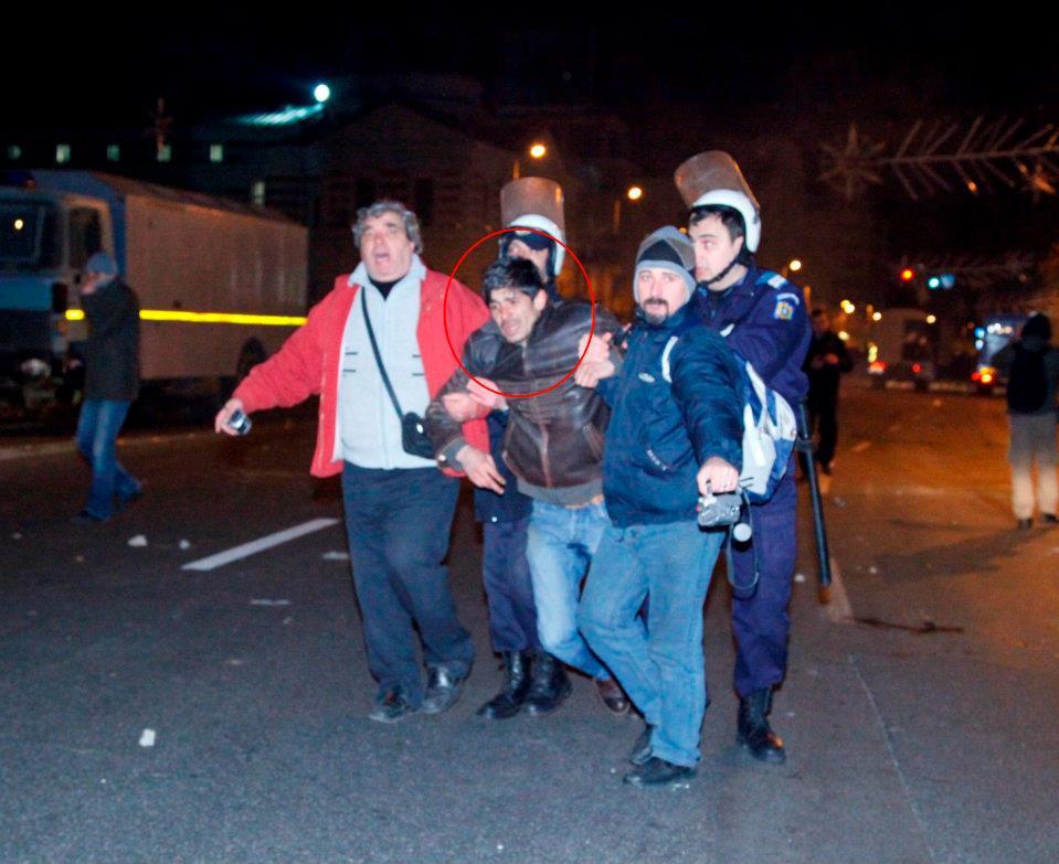 Victimă, dar nu tocmai cuminte. Vezi ipostaze VIOLENTE cu tânărul care s-a ales cu piciorul zdrobit în urma protestelor 127648