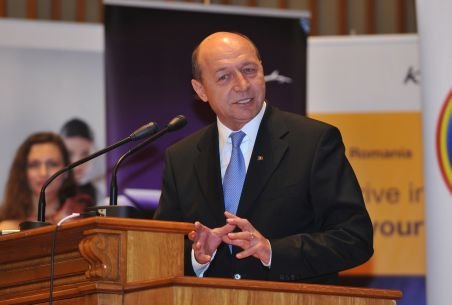 Oamenii îi cer demisia în stradă, Băsescu vorbeşte despre susţinerea sa pe Facebook