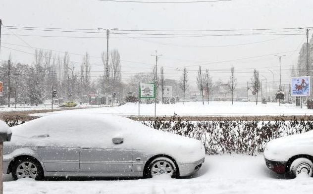 Pe întuneric din cauza ninsorii. Peste 50 de localităţi din Dâmboviţa au rămas fără curent electric