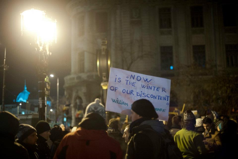 Să mai zică cineva că românii sunt inculţi, „ciumpalaci” şi „viermi”! Mesaje inteligente, la protestele din Piaţa Universităţii 127902