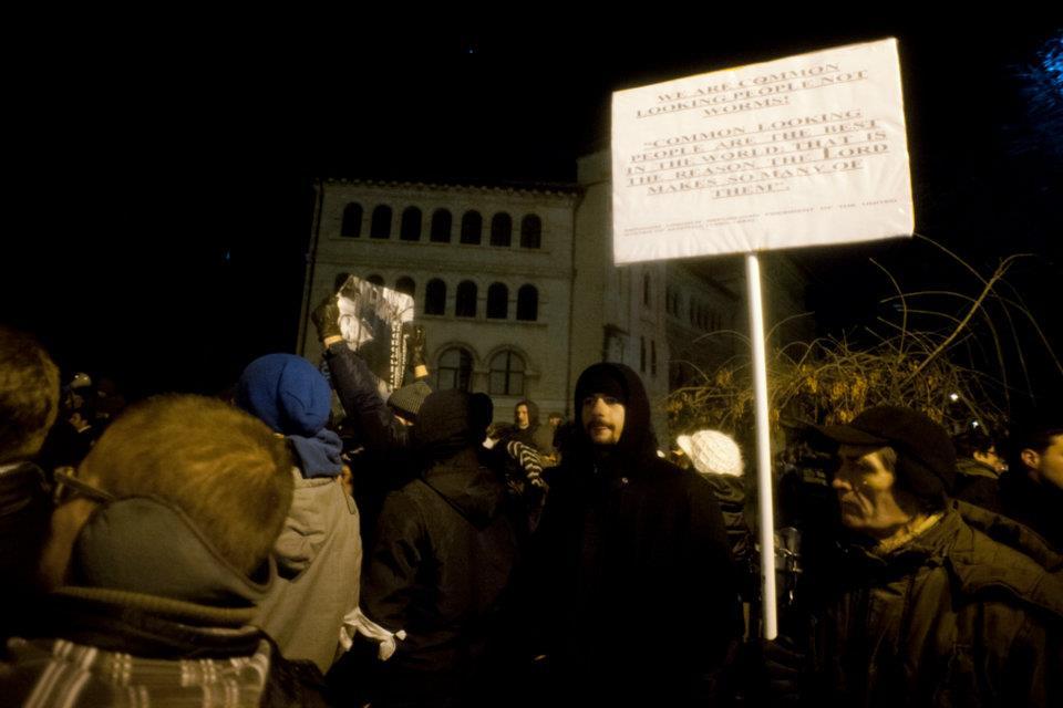 Să mai zică cineva că românii sunt inculţi, „ciumpalaci” şi „viermi”! Mesaje inteligente, la protestele din Piaţa Universităţii 127903