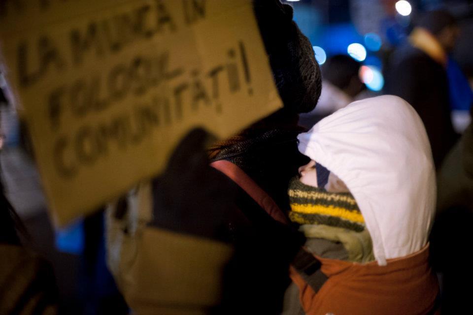 Să mai zică cineva că românii sunt inculţi, „ciumpalaci” şi „viermi”! Mesaje inteligente, la protestele din Piaţa Universităţii 127904