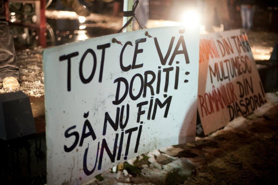 Să mai zică cineva că românii sunt inculţi, „ciumpalaci” şi „viermi”! Mesaje inteligente, la protestele din Piaţa Universităţii 127909
