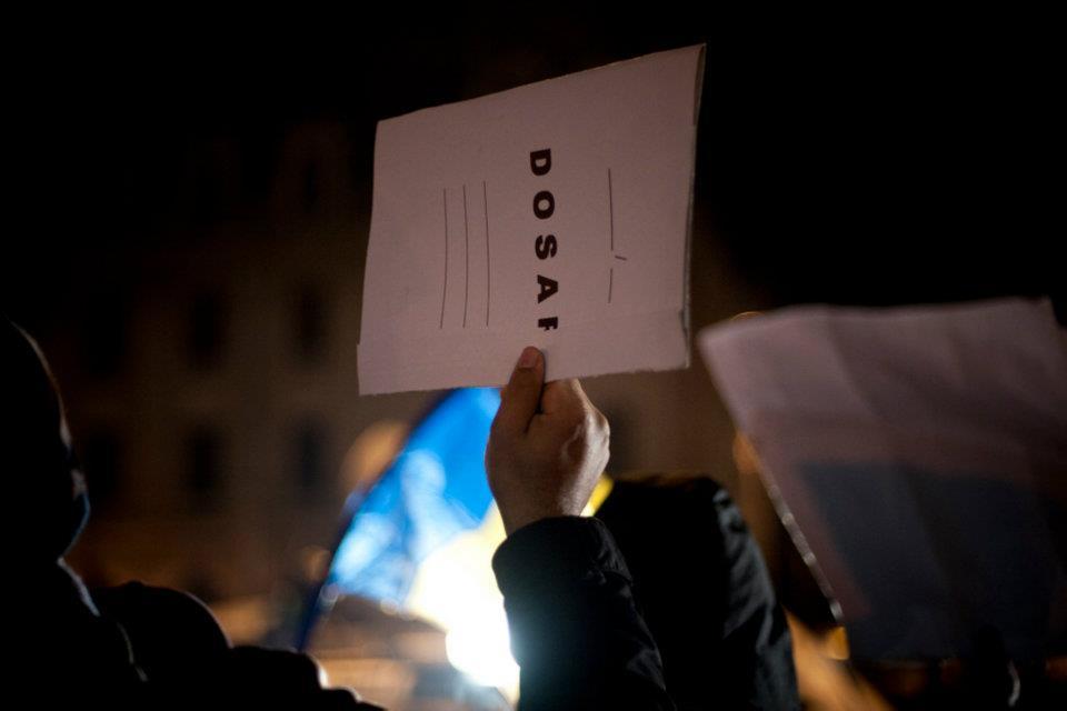 Să mai zică cineva că românii sunt inculţi, „ciumpalaci” şi „viermi”! Mesaje inteligente, la protestele din Piaţa Universităţii 127910