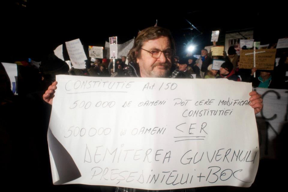 Să mai zică cineva că românii sunt inculţi, „ciumpalaci” şi „viermi”! Mesaje inteligente, la protestele din Piaţa Universităţii 127911