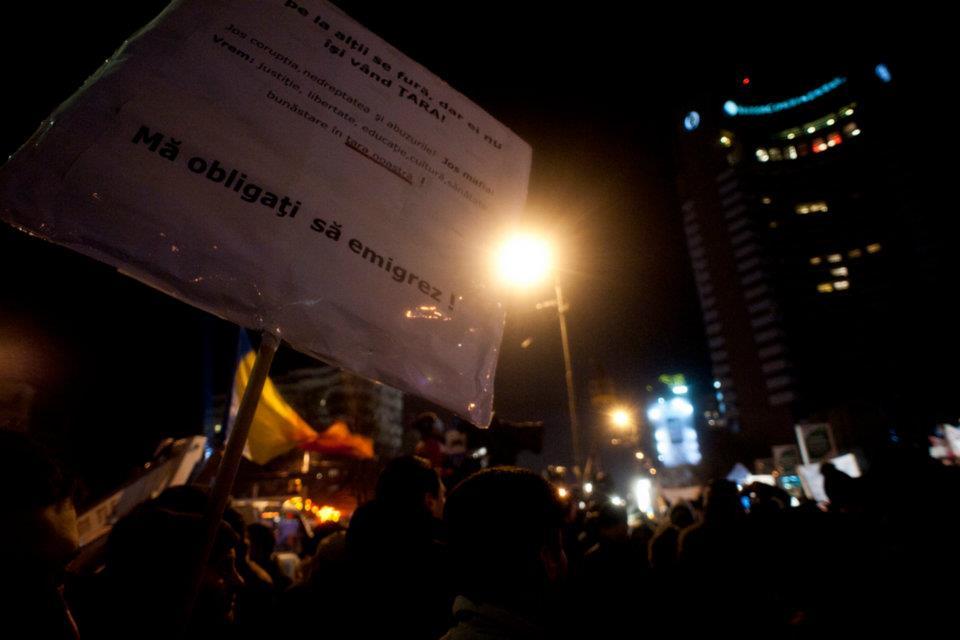 Să mai zică cineva că românii sunt inculţi, „ciumpalaci” şi „viermi”! Mesaje inteligente, la protestele din Piaţa Universităţii 127912