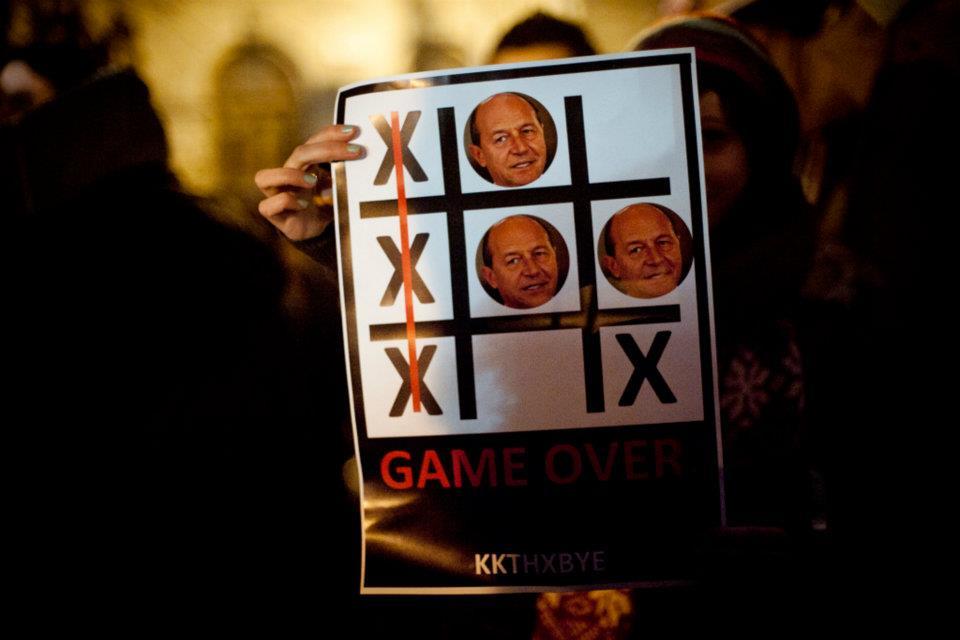 Să mai zică cineva că românii sunt inculţi, „ciumpalaci” şi „viermi”! Mesaje inteligente, la protestele din Piaţa Universităţii 127913