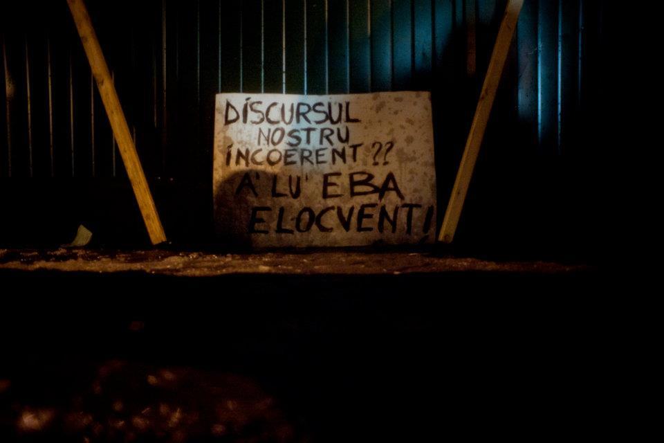 Să mai zică cineva că românii sunt inculţi, „ciumpalaci” şi „viermi”! Mesaje inteligente, la protestele din Piaţa Universităţii 127914