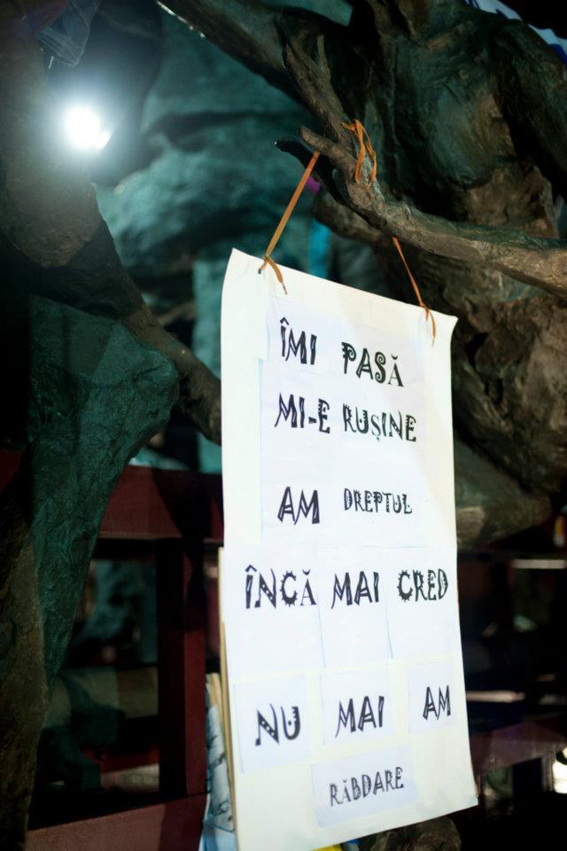 Să mai zică cineva că românii sunt inculţi, „ciumpalaci” şi „viermi”! Mesaje inteligente, la protestele din Piaţa Universităţii 127915