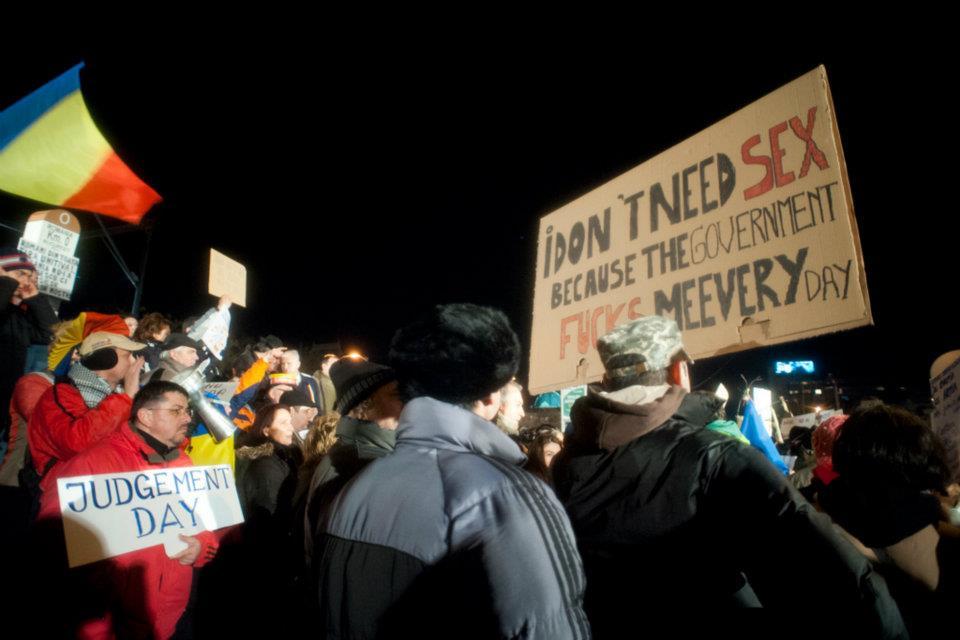 Să mai zică cineva că românii sunt inculţi, „ciumpalaci” şi „viermi”! Mesaje inteligente, la protestele din Piaţa Universităţii 127916