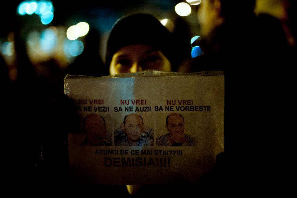 Să mai zică cineva că românii sunt inculţi, „ciumpalaci” şi „viermi”! Mesaje inteligente, la protestele din Piaţa Universităţii 127917