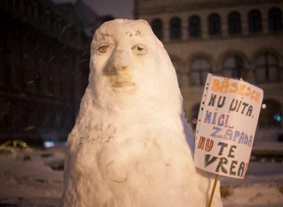 &quot;Băsescu, nu uita! Nici zăpada nu te vrea!&quot;  Asta scandează singurul protestatar rămas peste noapte în Piaţa Universităţii  128026