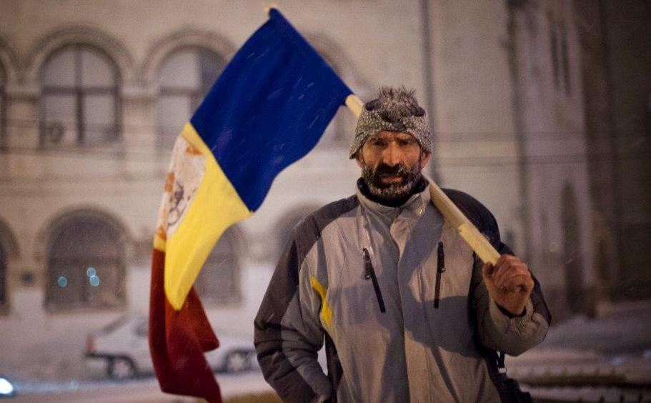 &quot;Băsescu, nu uita! Nici zăpada nu te vrea!&quot;  Asta scandează singurul protestatar rămas peste noapte în Piaţa Universităţii  128028