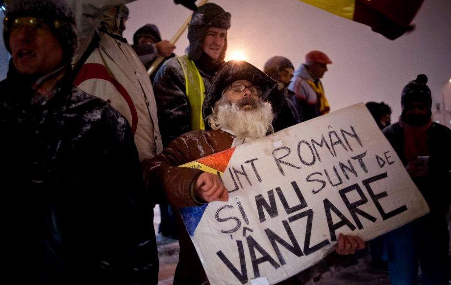 &quot;Băsescu, nu uita! Nici zăpada nu te vrea!&quot;  Asta scandează singurul protestatar rămas peste noapte în Piaţa Universităţii  128029